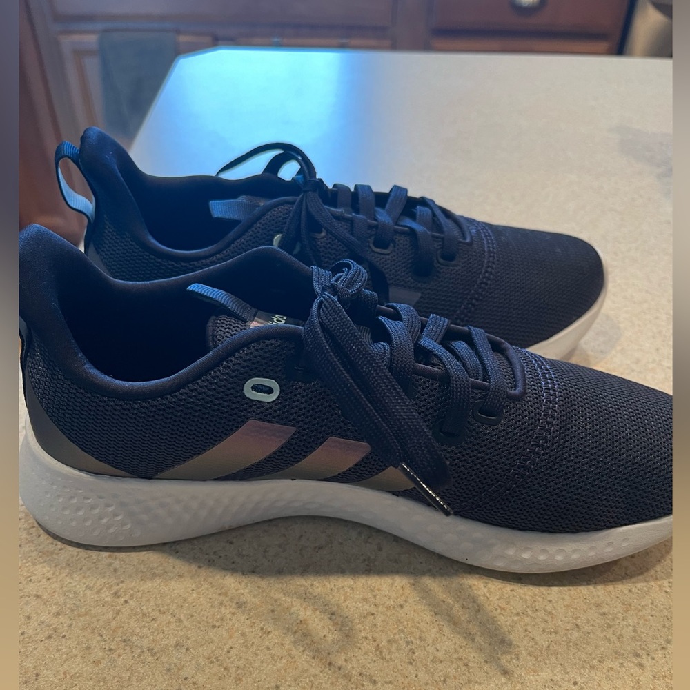 Women’s Adidas tennis shoes